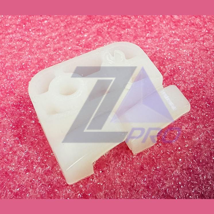 Фиксатор панели приказов правый KM787286H02 Kone