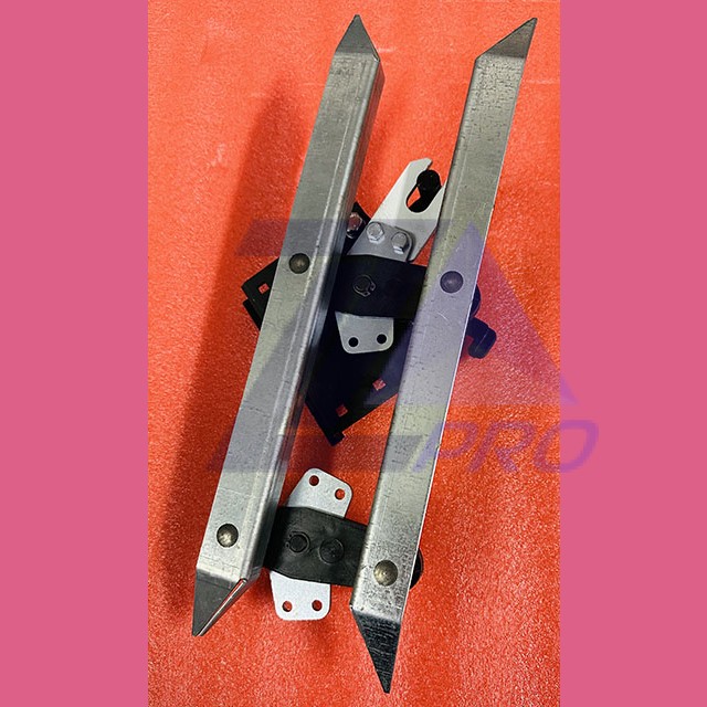 Отводка двери кабины лифта центральное открывание 03.01.03.01.700 КМЗ