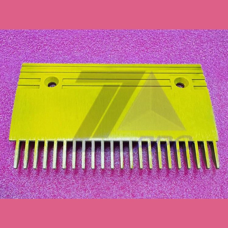 Гребенка эскалатора алюминиевая желтая правая B TravelMaster KM5130668H02 Kone