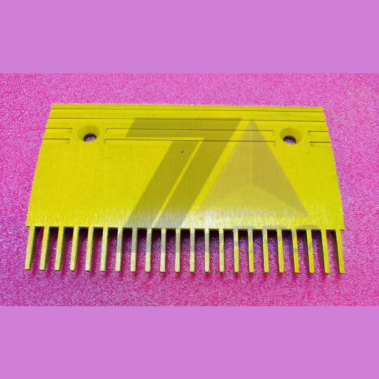 Гребенка эскалатора алюминиевая желтая центральная C TravelMaster KM5130669H02 Kone