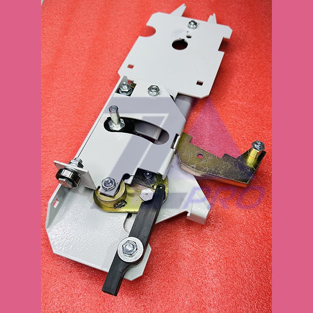 Отводка дверей кабины центральное открывание 0411Е.03.10.060МП Ecomaks ЩЛЗ