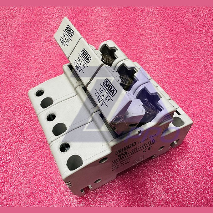 Основание предохранителей трехполюсное 14 X 51 арт.51 058 04.3 SIBA