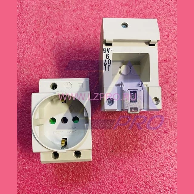 Розетка на DIN-рейку Hager