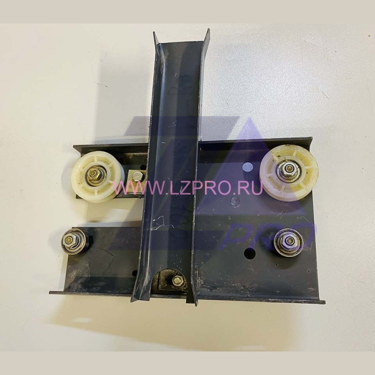 Каретка двери кабины левая проем 700мм 0411К.23.10.010 КМЗ