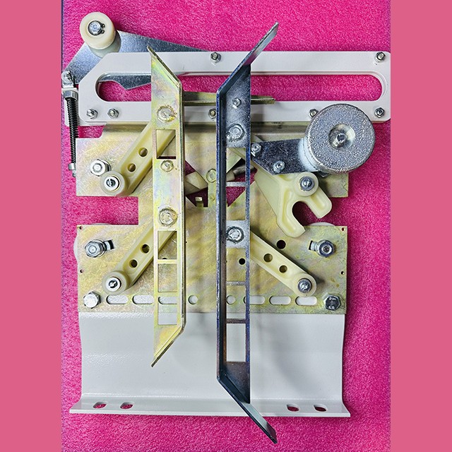 Каретка левая в сборе с отводкой 0463Б.23.10.010-04 МЛЗ