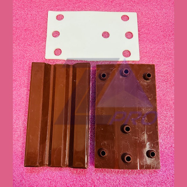 Вкладыш 10мм кабины лифта с антивибрационной вставкой 140х29,5х30мм EM10 PE 52500805 Schindler