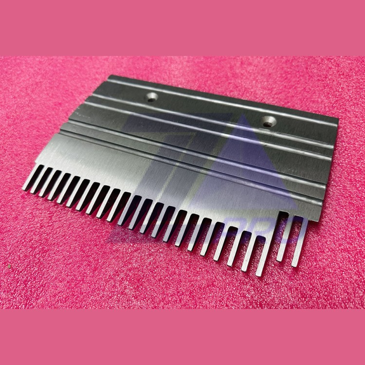 Гребенка левая 24 зуба эскалатора 506NCE 206х139мм для ступеней с демаркацией GAA453BM3 Otis