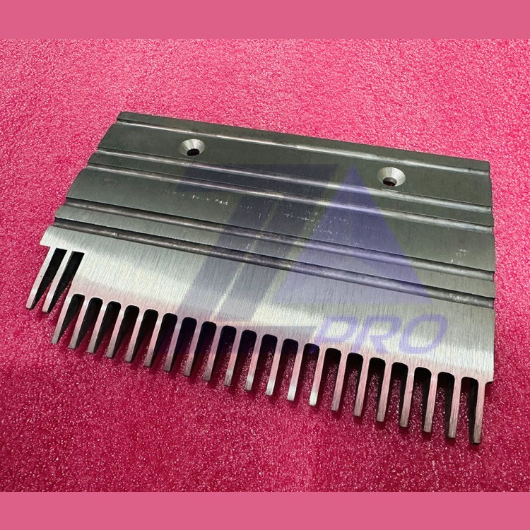 Гребенка правая 23 зуба эскалатора 506NCE 198х139мм для ступеней с демаркацией GAA453BM7 Otis