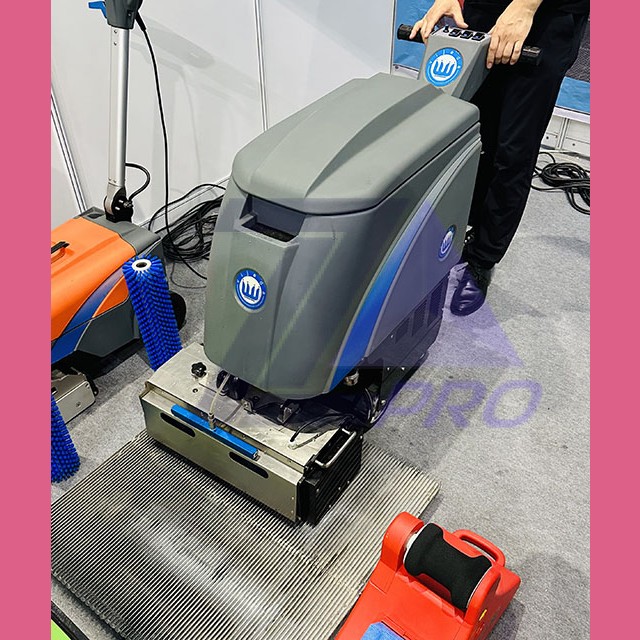 Универсальная клининговая машина для очистки паллеты/ступени траволатора/эскалатора (производство Китай)